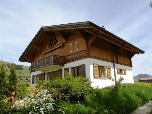 een groot huis met een houten dak bij Apartment Grüenbüelti by Interhome in Gstaad