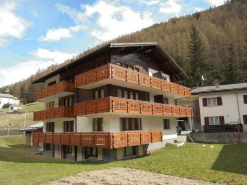 - un bâtiment avec des balcons en bois dans l'établissement Apartment Silberdistel by Interhome, à Saas-Grund