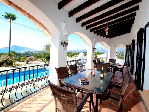 un patio con mesa y sillas y una piscina en Villa Fanny by Interhome, en Altea la Vieja