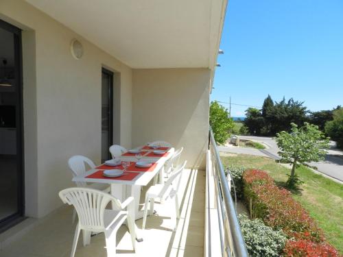 San-GiulianoにあるApartment Lup - Les terrasses d'Alistro by Interhomeのバルコニー(白いテーブル、白い椅子付)