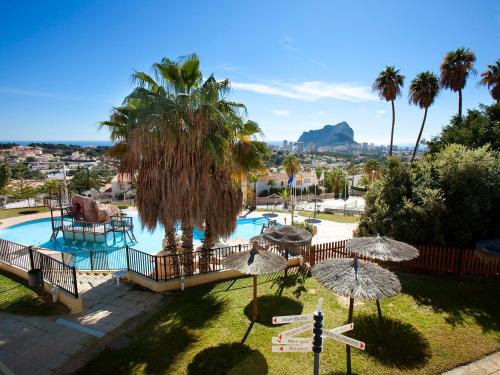 un complejo con piscina y palmeras en Holiday Home Imperial Park 2302 by Interhome, en Calpe