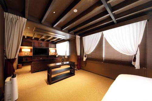 Ένα ή περισσότερα κρεβάτια σε δωμάτιο στο HOTEL SHIKISAI KYOTO