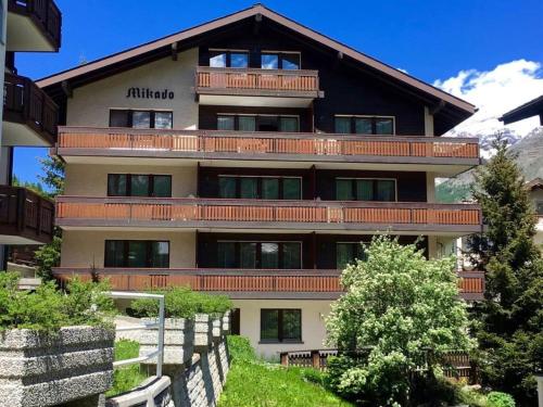 - un grand bâtiment avec des balcons sur le côté dans l'établissement Apartment Mikado by Interhome, à Saas-Fee