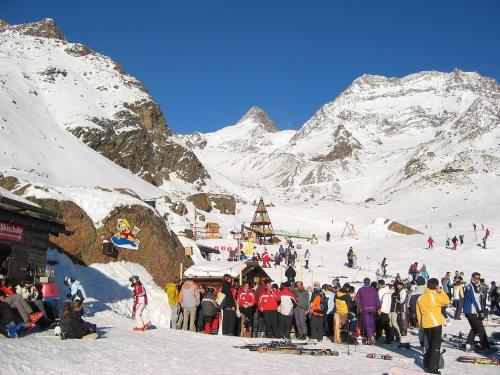 サースフェーにあるApartment Haus Alpenstern- Wohnung Distel by Interhomeの雪山に立つ群衆