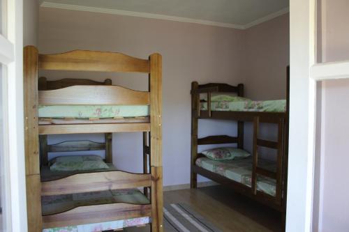 a room with three bunk beds in a room at Chácara Refúgio in Socorro