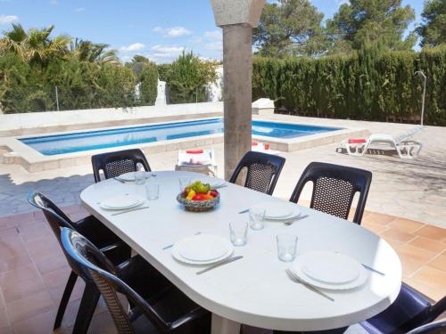 Bazén v ubytování Villa Villa Sant Jordi by Interhome nebo v jeho okolí