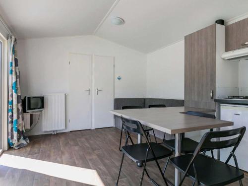 een keuken met een tafel en stoelen in een kamer bij Holiday Home Hengelhoef-11 by Interhome in Aan de Wolfsberg