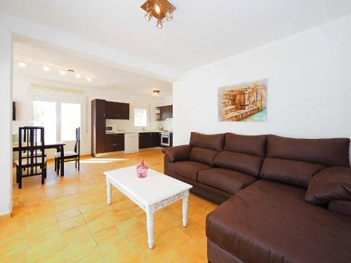 een woonkamer met een bank en een tafel bij Holiday Home Alberes by Interhome in Empuriabrava