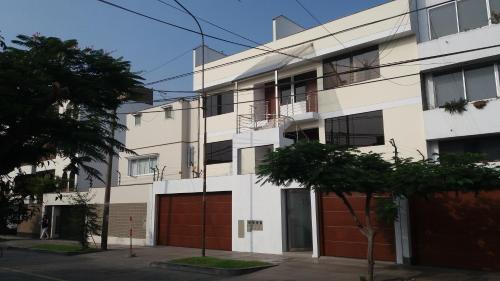 una imagen de un edificio de apartamentos blanco en Departamento en el centro de San Borja (Rubens), en Lima