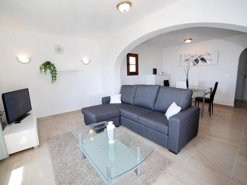 ein Wohnzimmer mit Sofa und Tisch in der Unterkunft Holiday Home Amare Monte by Interhome in Benissa