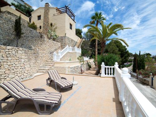 2 Liegestühle auf einer Terrasse vor einem Gebäude in der Unterkunft Holiday Home Amare Monte by Interhome in Benissa