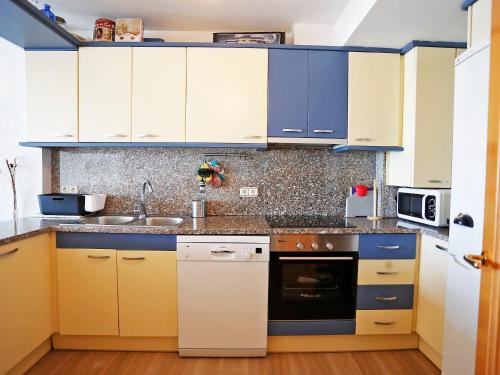 A kitchen or kitchenette at Apartment Cambrils Port by Interhome