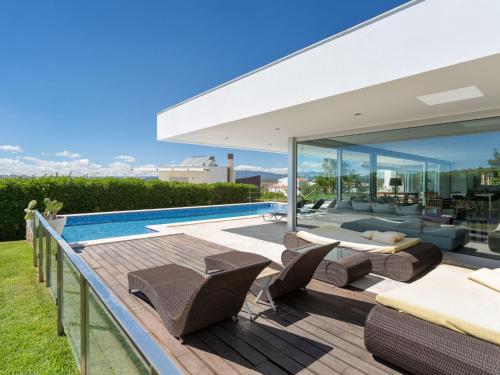 ein Bild eines Hauses mit Pool in der Unterkunft Villa Vogue by Interhome in Ferragudo