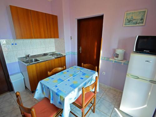 Il comprend une petite cuisine équipée d'une table et d'un réfrigérateur. dans l'établissement Apartment Cvjetko by Interhome, à Rakalj