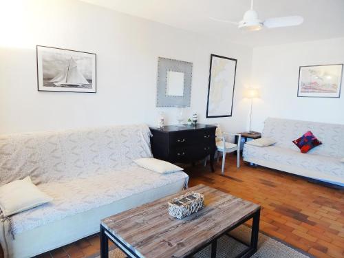 una sala de estar con un sofá y una mesa en Apartment Galiote-10 by Interhome, en La Foux