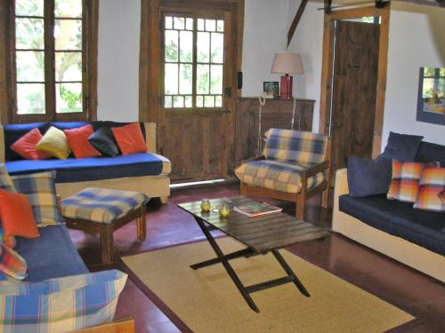 萊昂的住宿－萊昂曼森哈雷巴爾多度假屋，带沙发、椅子和桌子的客厅