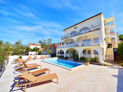 Villa con piscina y tumbonas en Holiday Home Stana by Interhome, en Klenovica