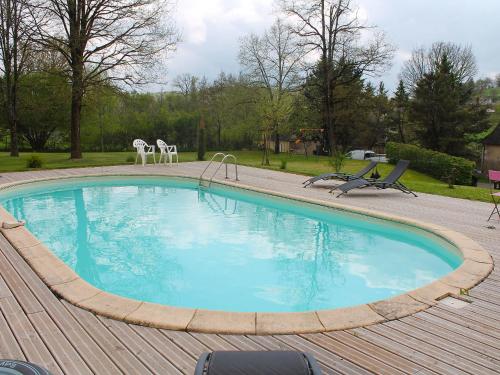 ein großer Pool mit Stühlen um ihn herum in der Unterkunft Holiday Home La Colinoise by Interhome in Coly