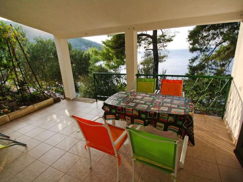 patio con mesa y sillas en el balcón en Apartment Dijana-1 by Interhome, en Prigradica
