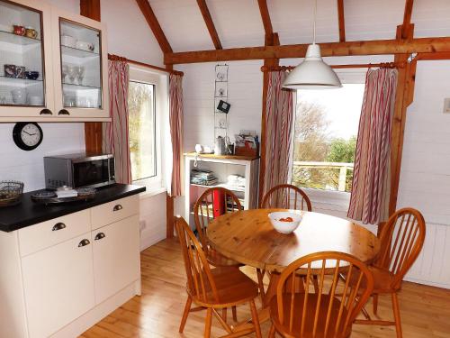 Kuchyň nebo kuchyňský kout v ubytování Chalet MacKinnon by Interhome