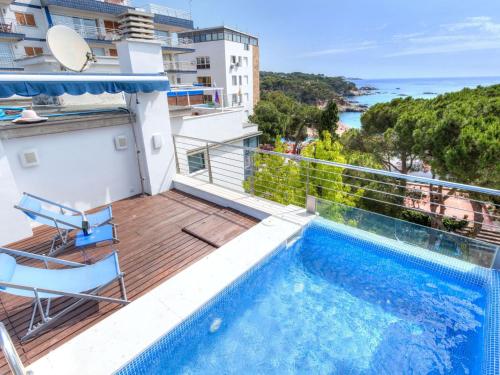 einen Balkon mit Pool und Meerblick in der Unterkunft Holiday Home Crystal by Interhome in Platja  d'Aro