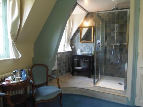 La salle de bains est pourvue d'une douche et d'un lavabo. dans l'établissement Château de Launay, à Méry-Corbon