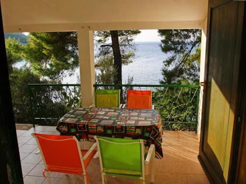 una mesa y sillas en un balcón con vistas al océano en Apartment Dijana-1 by Interhome, en Prigradica