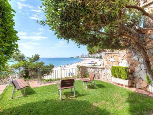 Blick auf den Strand vom Hinterhof eines Hauses in der Unterkunft Holiday Home Crystal by Interhome in Platja  d'Aro