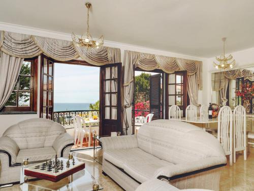 ein Wohnzimmer mit zwei weißen Sofas und einem Schachbrett in der Unterkunft Apartment Duplex Loureiro by Interhome in Ericeira