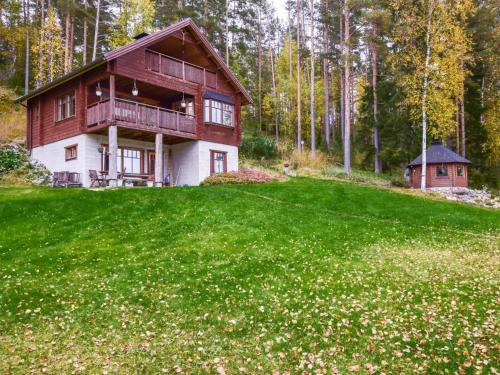 une maison au milieu d'un champ verdoyant dans l'établissement Holiday Home Vuorimaja by Interhome, à Kylänlahti