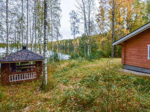 KyyröにあるHoliday Home Mökki mikkola by Interhomeの水の小屋