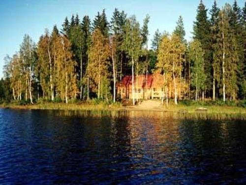 una casa sentada en la orilla de un lago en Holiday Home Niemennokka by Interhome, en Kammola