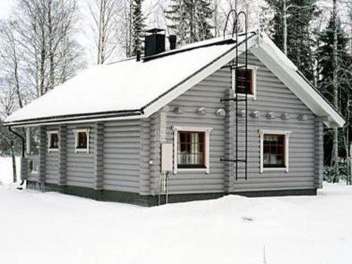 ArmisvesiにあるHoliday Home Koivuranta by Interhomeの雪の小屋