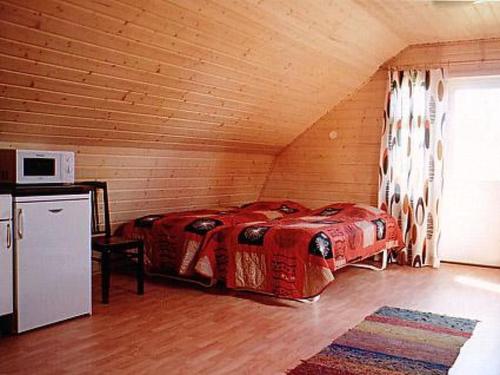 - une chambre avec un lit et un four micro-ondes dans l'établissement Holiday Home Jokiranta by Interhome, à Armisvesi