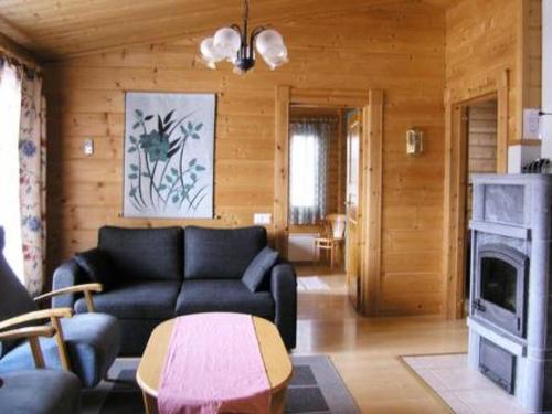 LahdenperäにあるHoliday Home Rusakko by Interhomeのリビングルーム(ソファ、暖炉付)