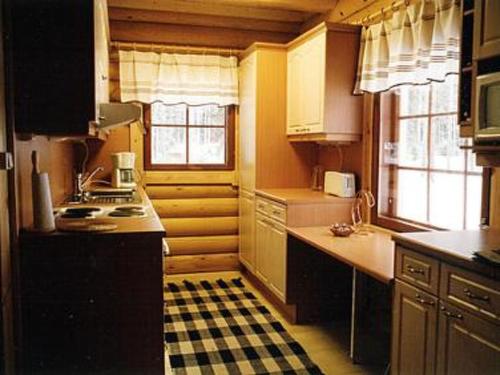 ArmisvesiにあるHoliday Home Koivuranta by Interhomeの黒と白のチェッカーフロアのキッチン