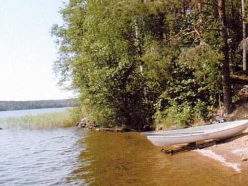 Holiday Home Harakanpesä by Interhome في Saalahti: جلسه القارب على شاطي تجمع المياه