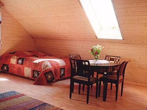 - une chambre avec une table, des chaises et un lit dans l'établissement Holiday Home Jokiranta by Interhome, à Armisvesi