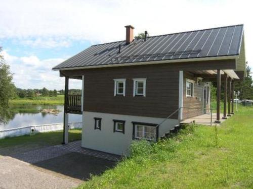 uma casa com painéis solares por cima em Holiday Home Ryytilänranta by Interhome em Siikajoki