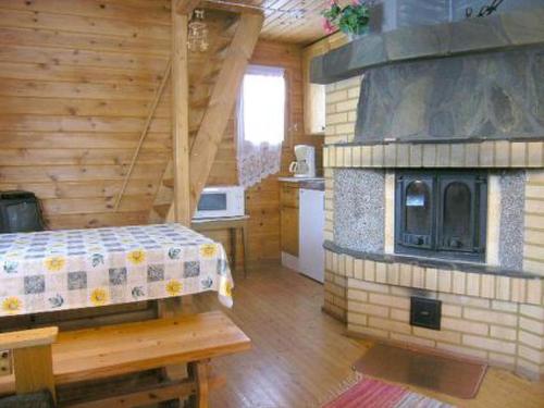 JokijärviにあるHoliday Home Hilla by Interhomeのログキャビン内の暖炉付きのベッドルーム1室