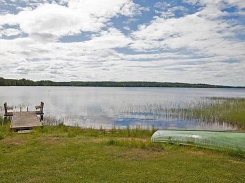 SipsiöにあるHoliday Home Petäjäinen by Interhomeの湖畔に座るベンチ