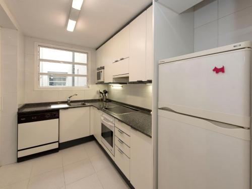 Kuchyň nebo kuchyňský kout v ubytování Apartment Vila Olímpica- Sant Martí - Sardenya by Interhome