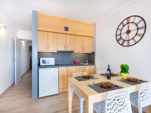 Ett kök eller pentry på Apartment VISTA BAHIA-1 by Interhome