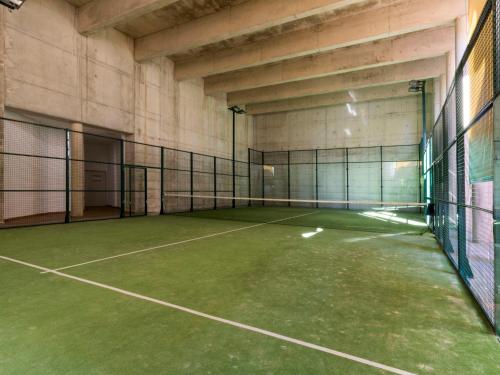 Instalaciones para jugar al tenis o squash en Apartment Bahia de la Plata o alrededores