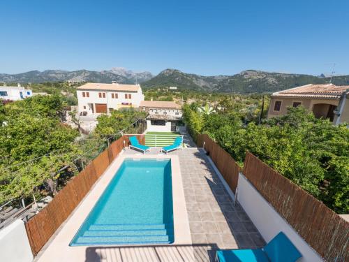 una piscina en la azotea de una casa en Holiday Home Sa Lluna by Interhome, en Campanet