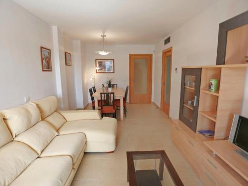 Televízia a/alebo spoločenská miestnosť v ubytovaní Apartment Mar Cambrils by Interhome