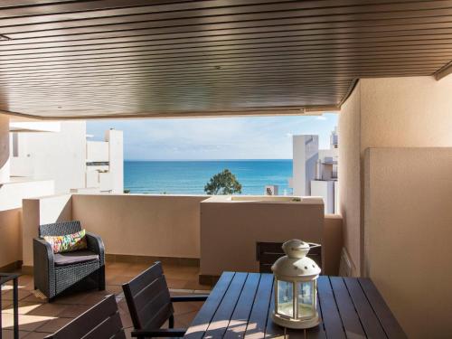 エステポナにあるApartment Bahia de la Plata by Interhomeのテーブル付きの客室で、海の景色を望めます。