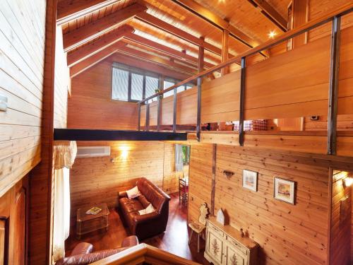 una vista aérea de una sala de estar en una cabaña de madera en Holiday Home Irisada by Interhome en Fogás de Tordera