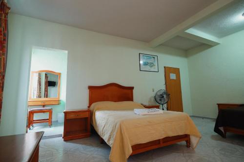 Postel nebo postele na pokoji v ubytování HOTEL EL CONQUISTADOR MONARCA.