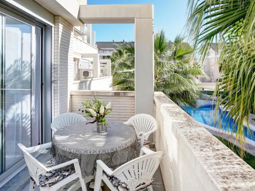 un patio con tavolo e sedie sul balcone. di Apartment Elegance Plus-1 by Interhome a Denia